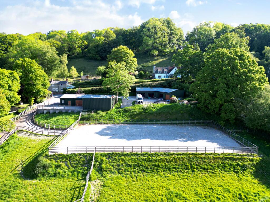 East Knoyle, Country House & Equestrian, 9 Acres. - View 5