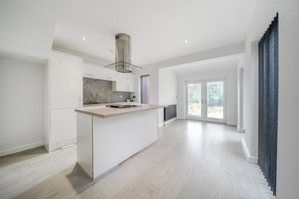 836, Tong Road, Leeds, West Yorkshire, LS12 photo 2