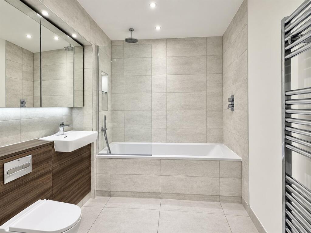 Apartment in Southall - More