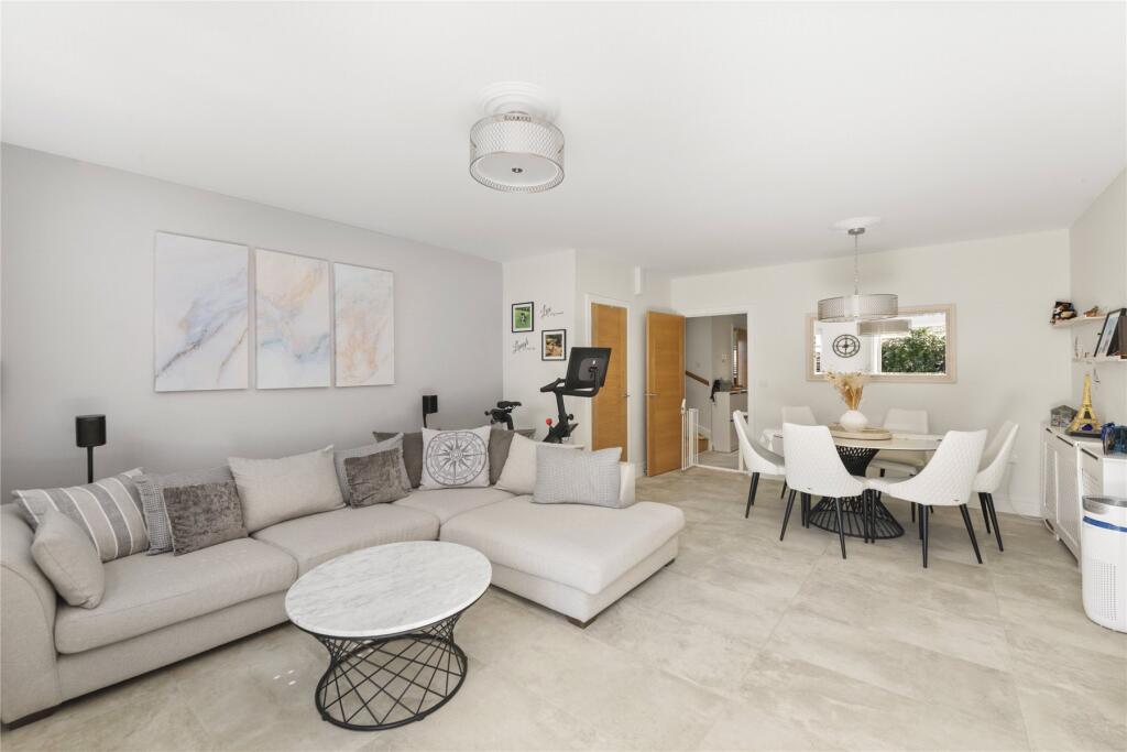 Consort Drive, Leatherhead, Surrey, KT22 photo 3