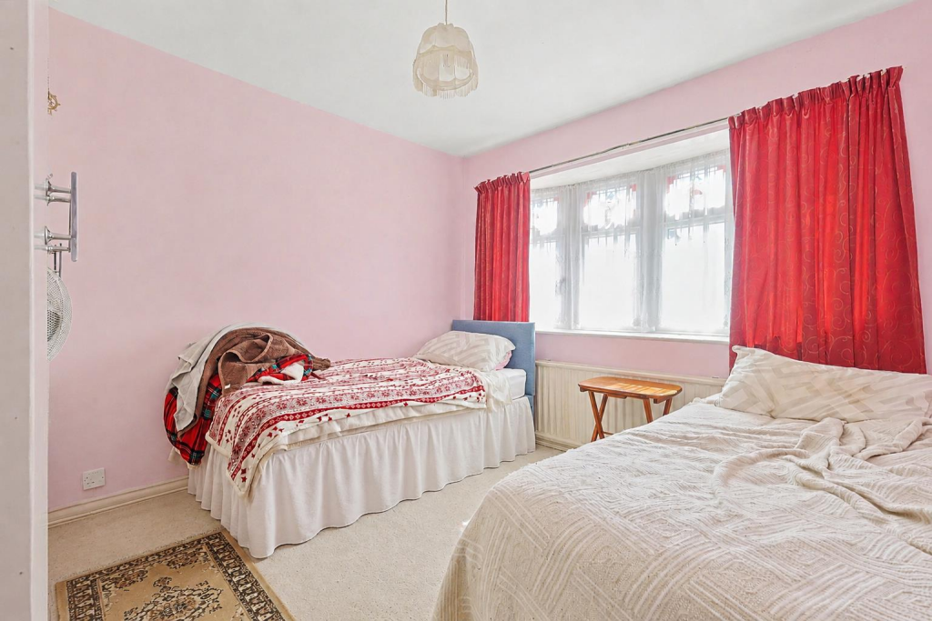 House in Rochford, High Elms Park, Hullbridge - More