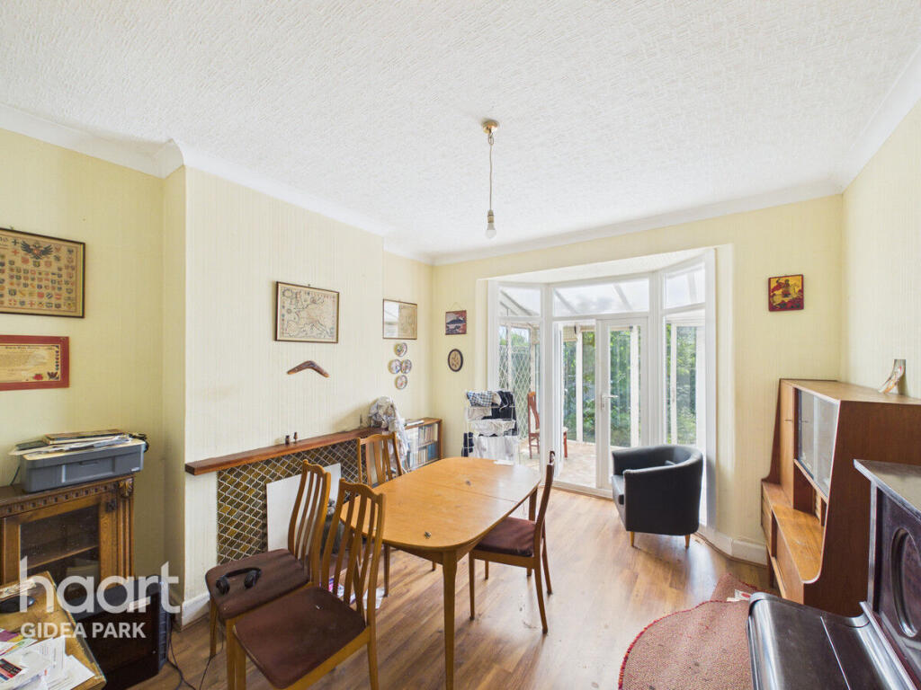 Fairholme Avenue, Romford photo 3
