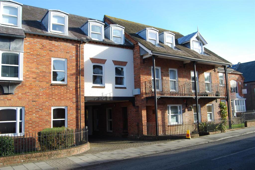 Main image of property: Gosport Street, Lymington, SO41 9BE