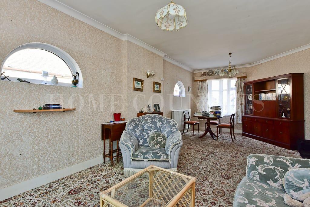 House in Potters Bar, The Royds - View 4
