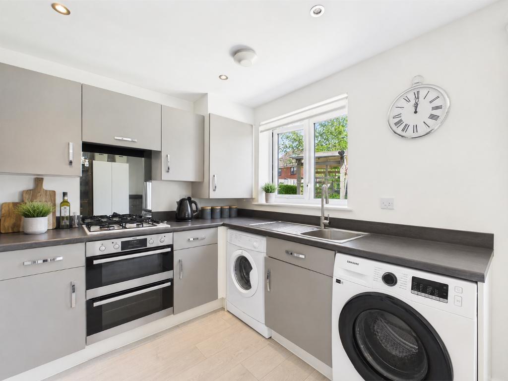 Sanderling Close, East Tilbury, Essex, RM18 8FF photo 3