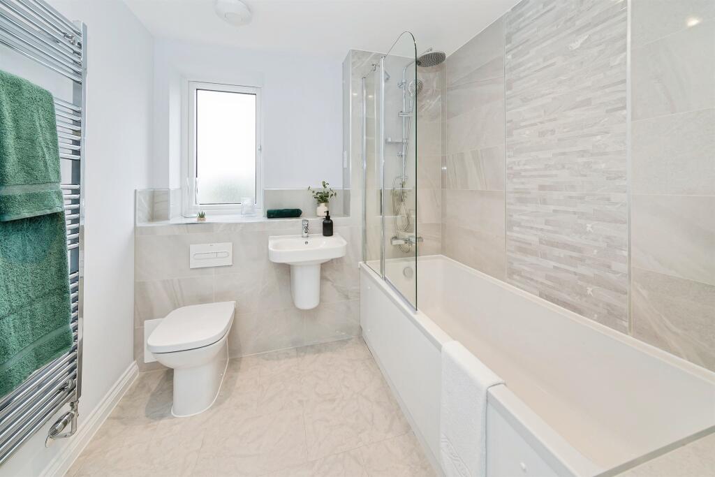 House in Burgess Hill, Abbotsford - View 5
