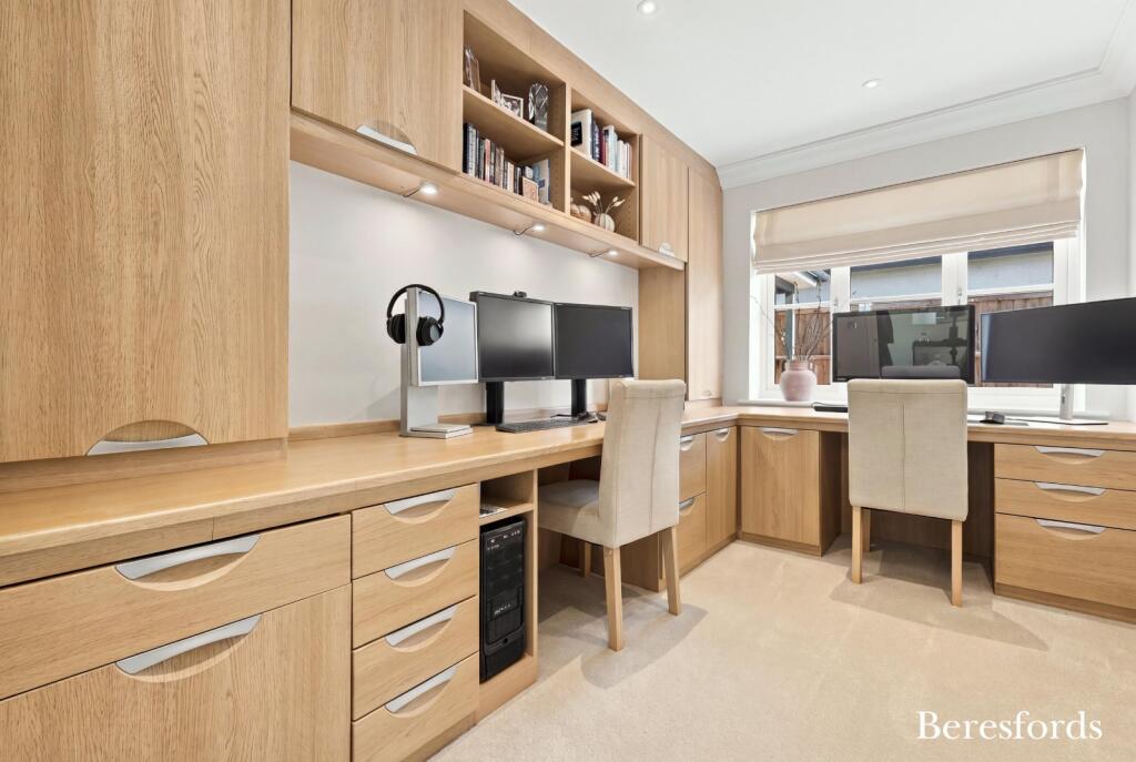House in Basildon, Billericay - More