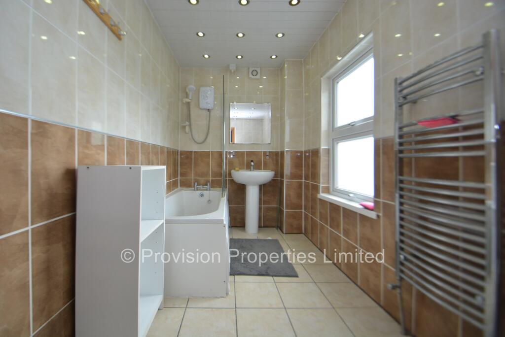 6 bedroom end of terrace house for rent