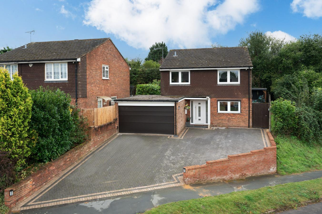 Main image of property: Leverstock Green Road, Leverstock Green, Hertfordshire, HP3 8PR