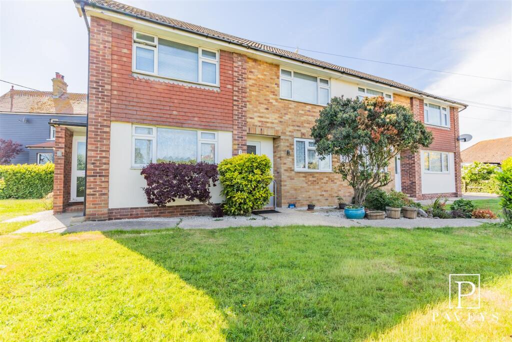 2-bed flat on Willow Avenue, Kirby Cross, Frinton-On-Sea, £175,000