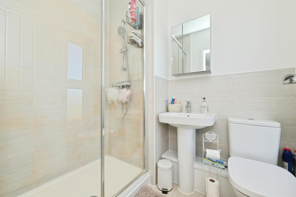 Moye Close, Hoddesdon photo 4
