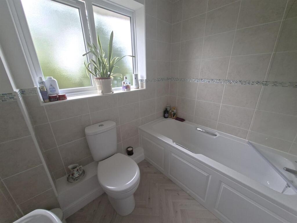 House in Northampton, West Northamptonshire - More