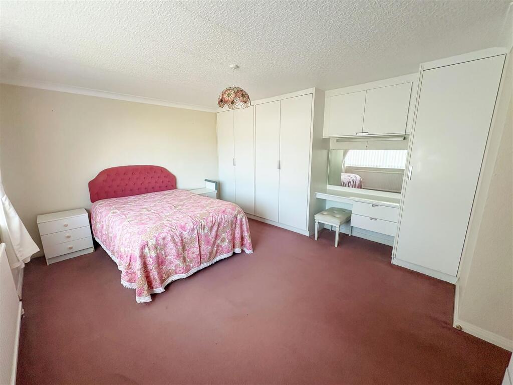 Tasman Close, Rustington photo 5