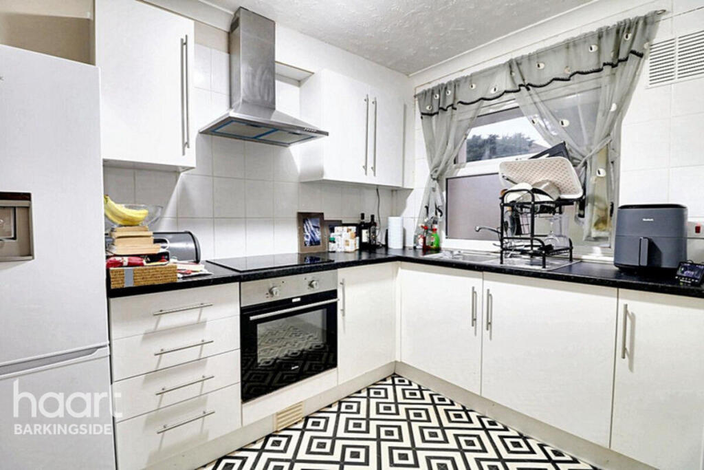 Lowe Close, Chigwell photo 3