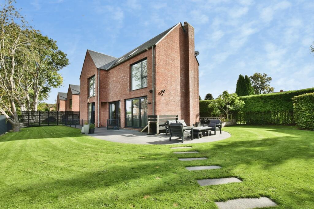 Arcon Place: canal-side contemporary home
