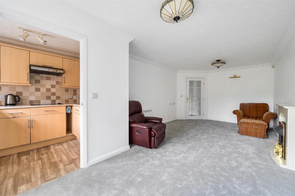 Apartment in Tunbridge Wells, Kent - View 4