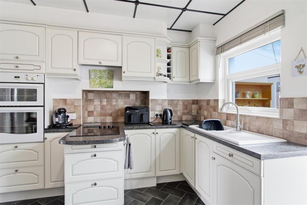 House in Lewes, Newhaven - More
