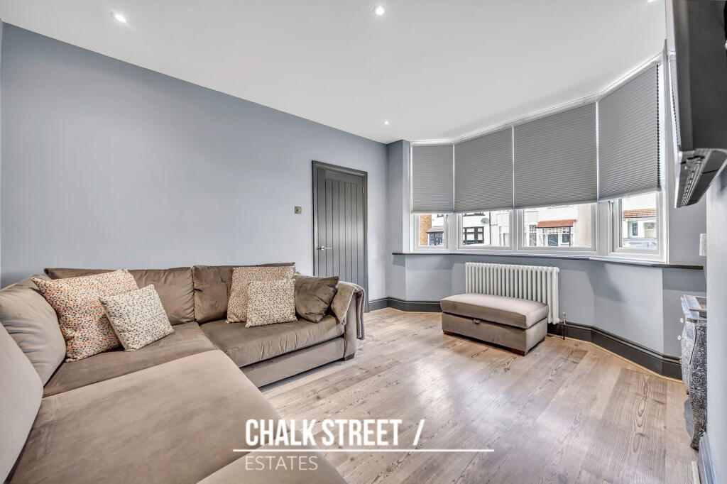 Park Crescent, Hornchurch, RM11 photo 2