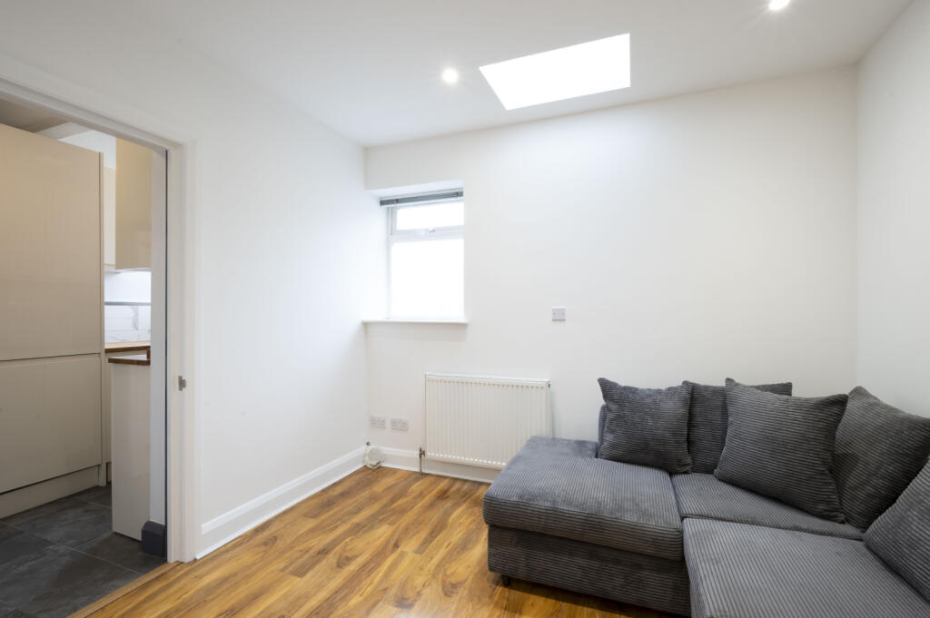 Apartment in Kingston upon Thames - View 5