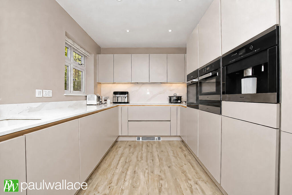 House in Broxbourne, Hertfordshire - View 3
