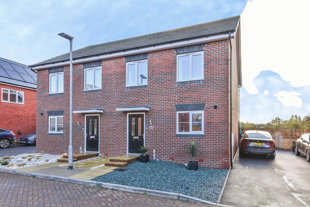 3-bed semi-detached on Callum Way, Westbury, £280,000