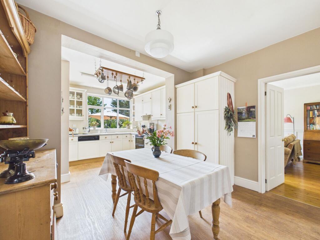 House in Gedling, Nottinghamshire - More