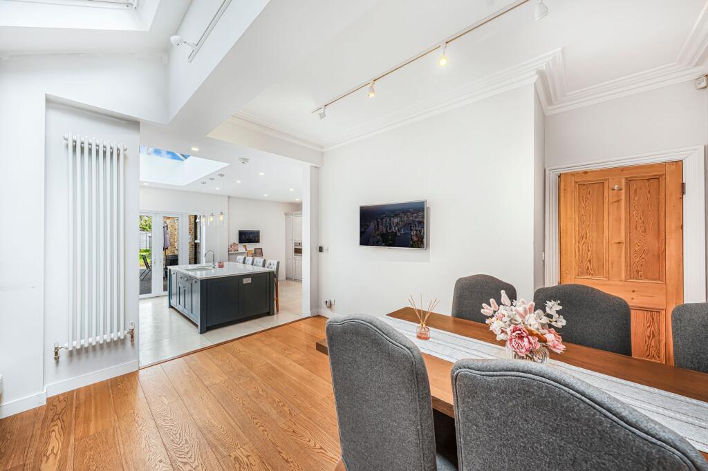 House in London, Bullsmoor - More