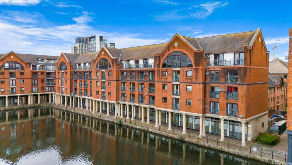 2-bed flat on Schooner Way, Atlantic Wharf, CF10, £200,000