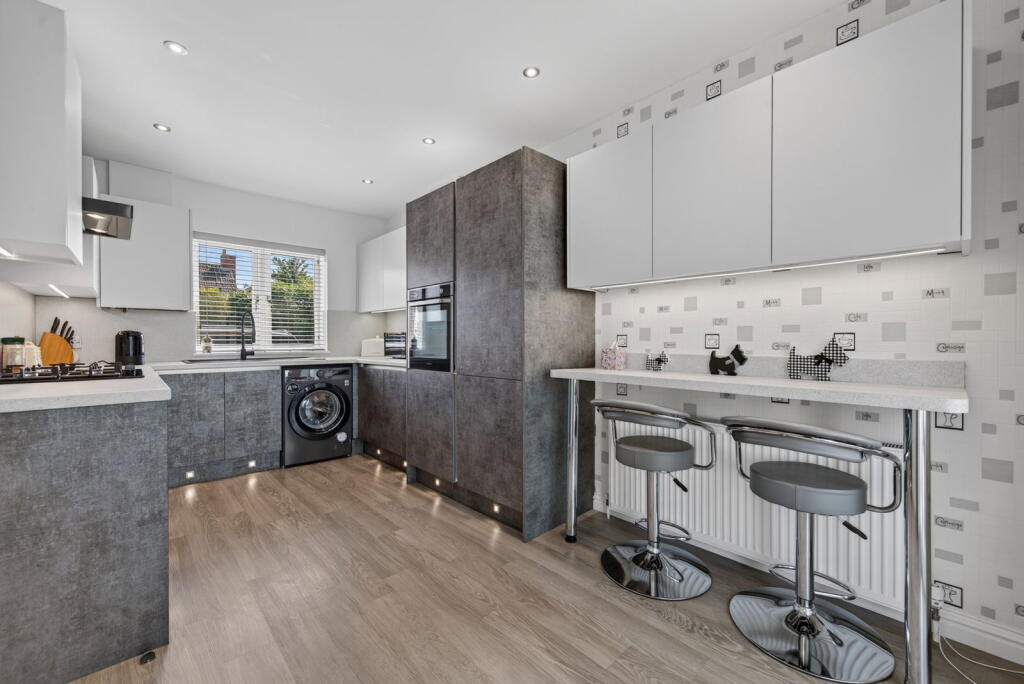 House in Kettering, Avondale - More