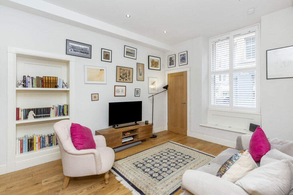 Main image of property: 10/3 Cheyne Street, Stockbridge, Edinburgh, EH4 1JE