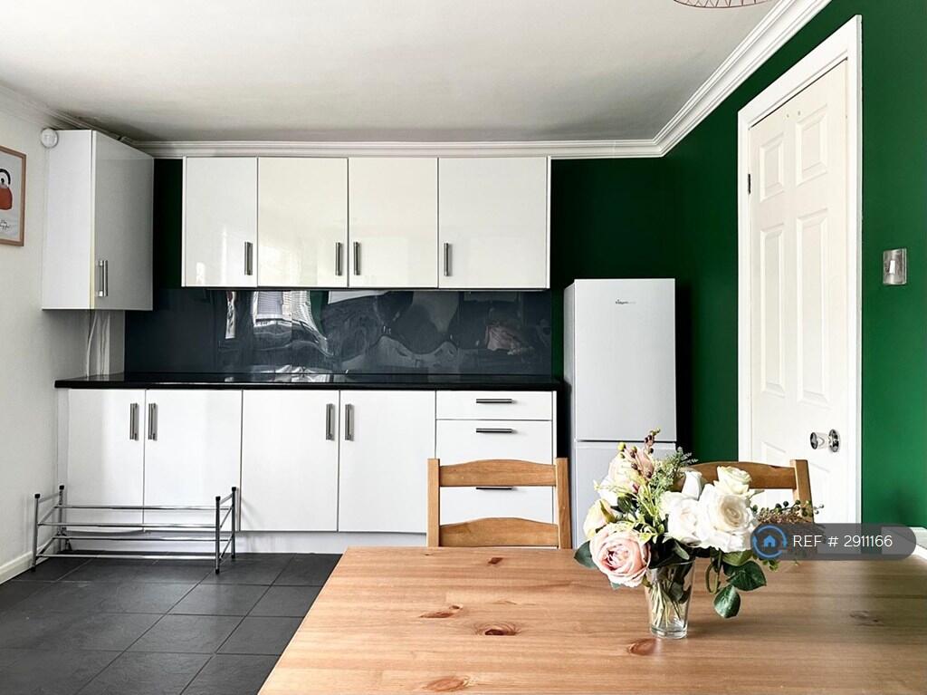 3 bedroom end of terrace house for rent