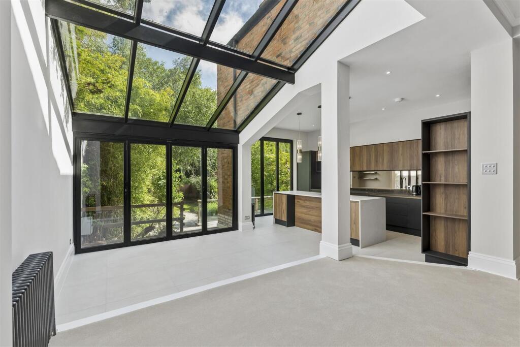 House in London, Willesden Green, Mapesbury - View 3