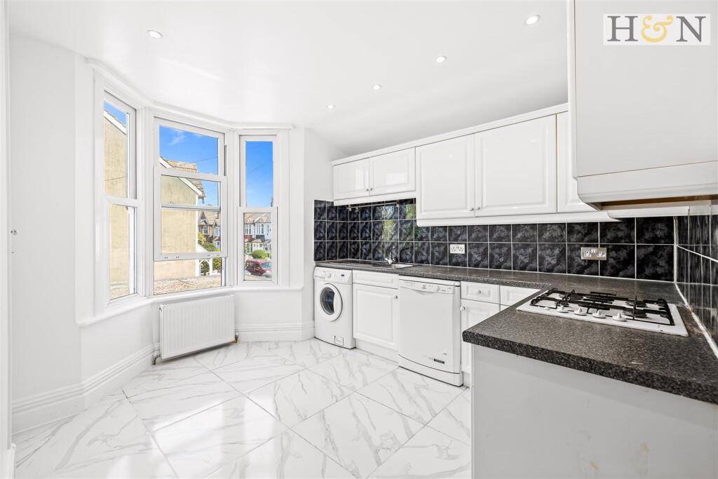 Apartment in Hove, Hangleton - View 3