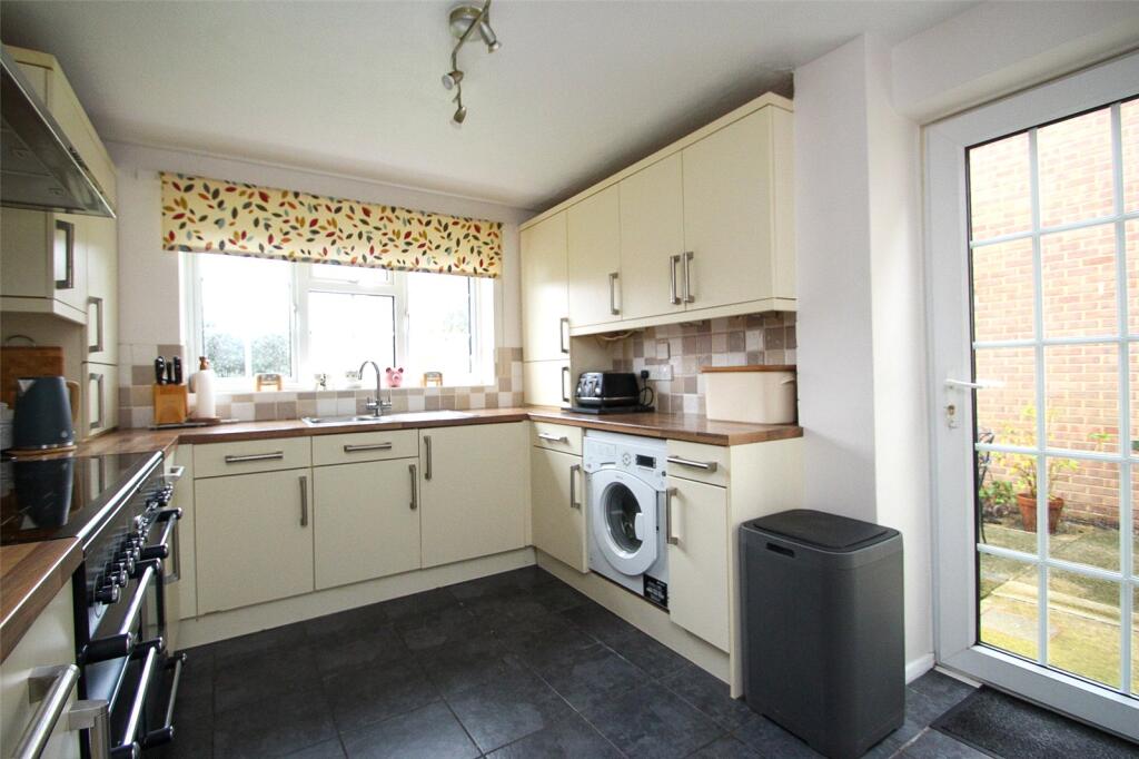 Abbeyfields Close, Netley Abbey, Southampton, Hampshire, SO31 photo 3