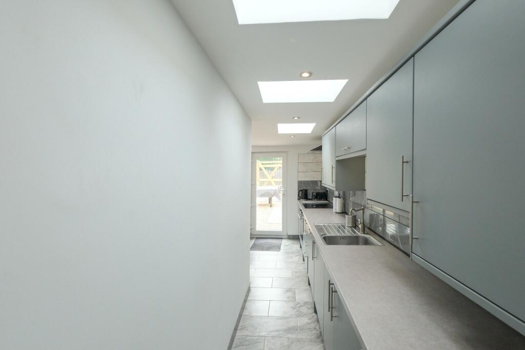 5 bedroom semi-detached house for rent