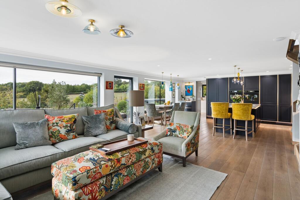House in Forty Green, Holtspur, Beaconsfield - View 3