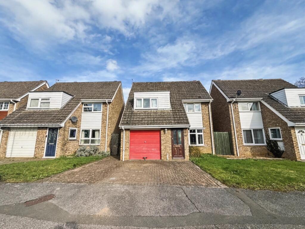 Main image of property: 21 Gloucester Close, Weedon, NN7 4PA