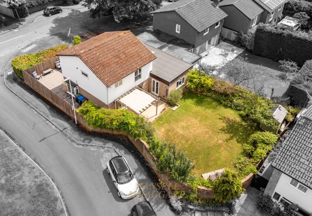 Stuart Way, East Grinstead, RH19 photo 2