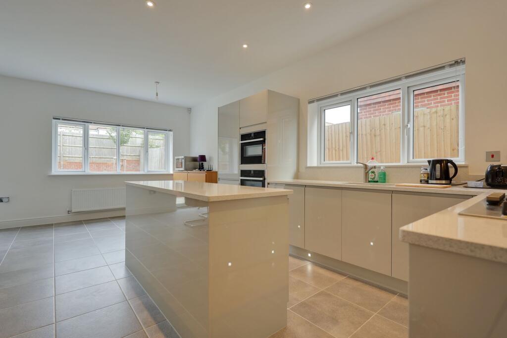 8 Hoadley Avenue photo 3