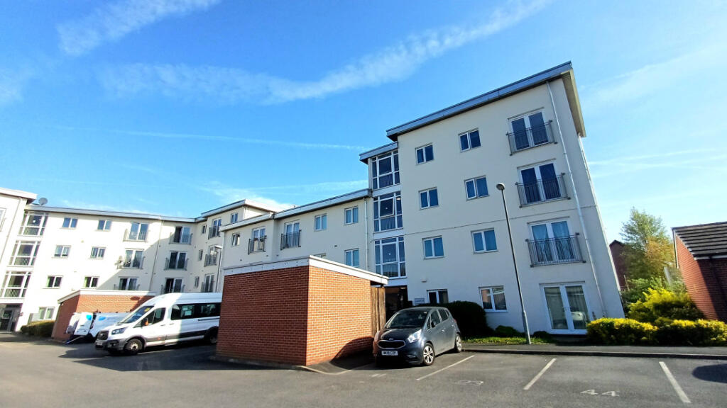 1-bed flat on 51 Deansgate Lane, Altrincham, WA14 1SP, £170,000