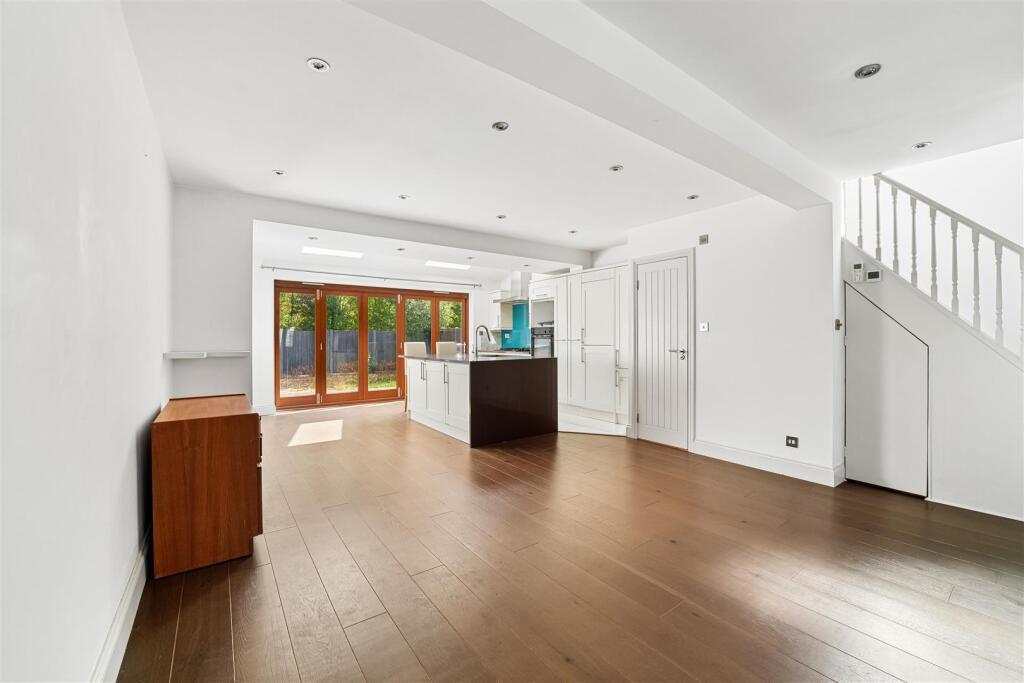 House in London, Heston - View 4