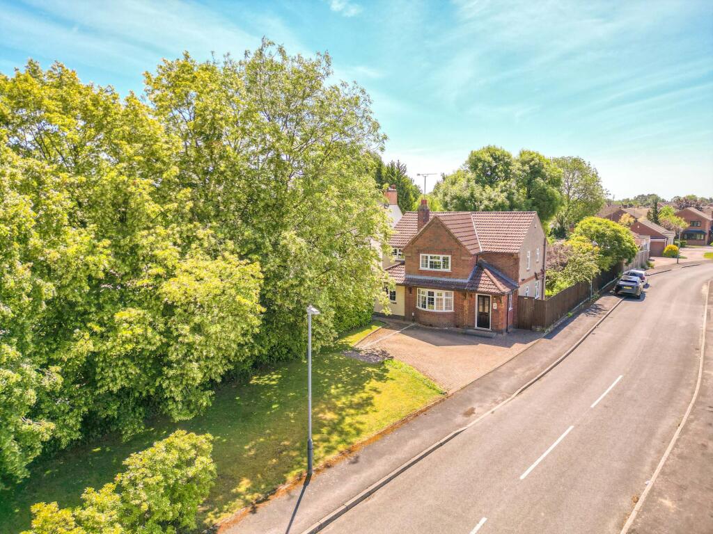 4-bed detached on Weston Lane, Bulkington, CV12, £425,000