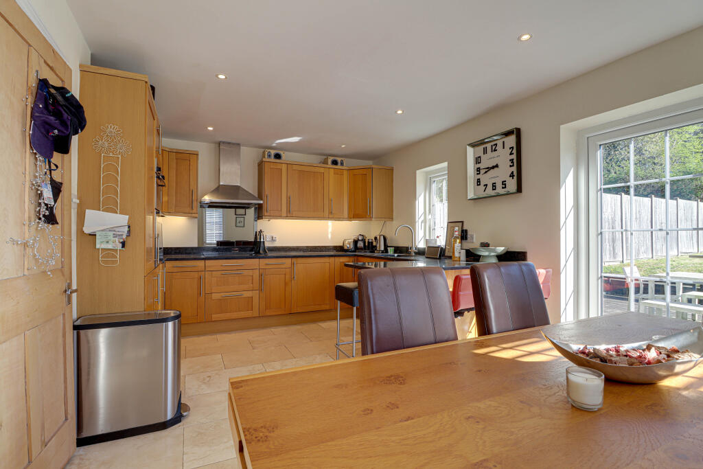 House in Luton, Hyde - View 4