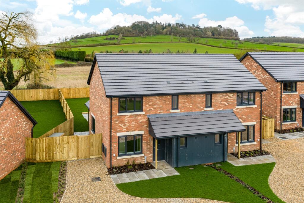 3-bed semi-detached on Raven Crescent, Westcott, Aylesbury, Buckinghamshire, HP18, £530,000