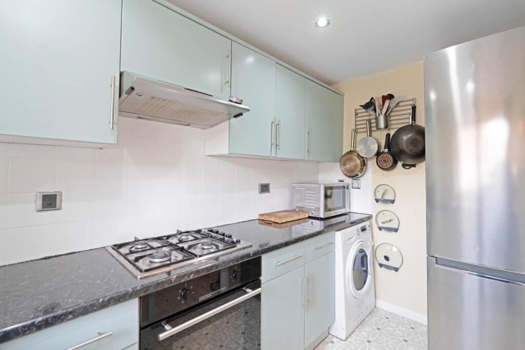House in Kingston upon Thames - More