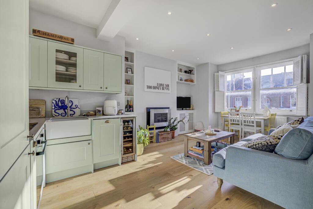 2-bed flat on Vera Road, London, SW6, £600,000