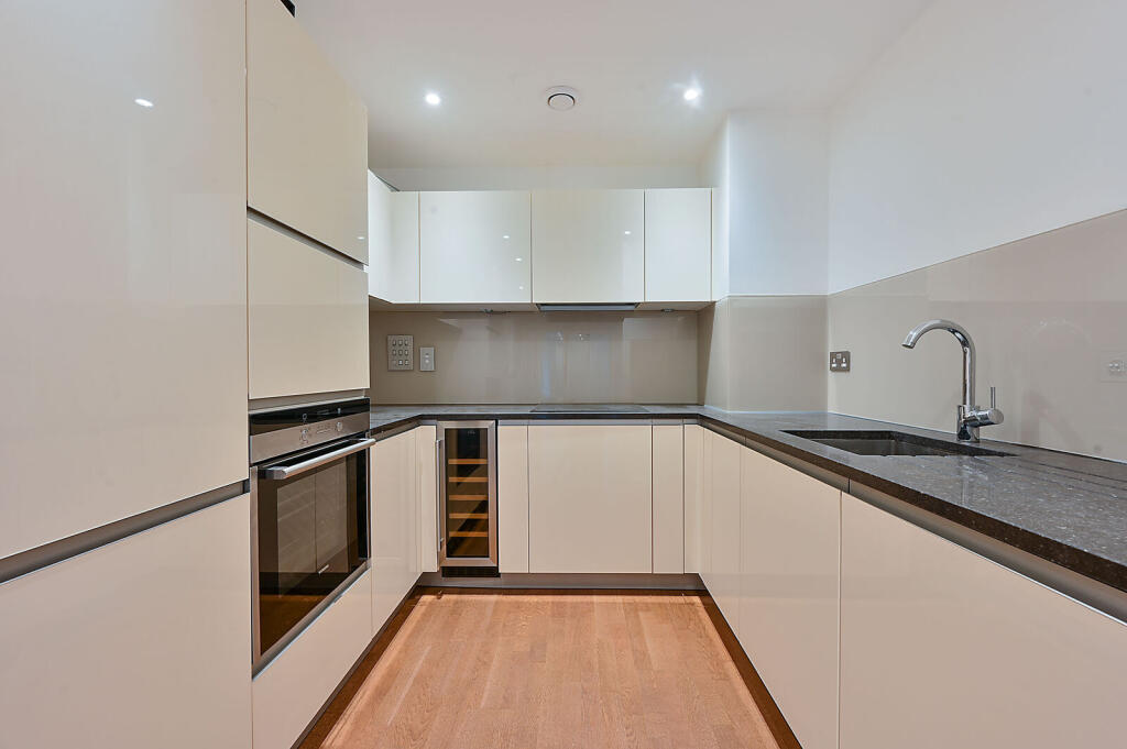 Apartment in London, Royal Borough of Kingston upon Thames - View 3