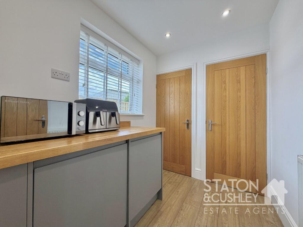 House in Bolsover, Shirebrook - More