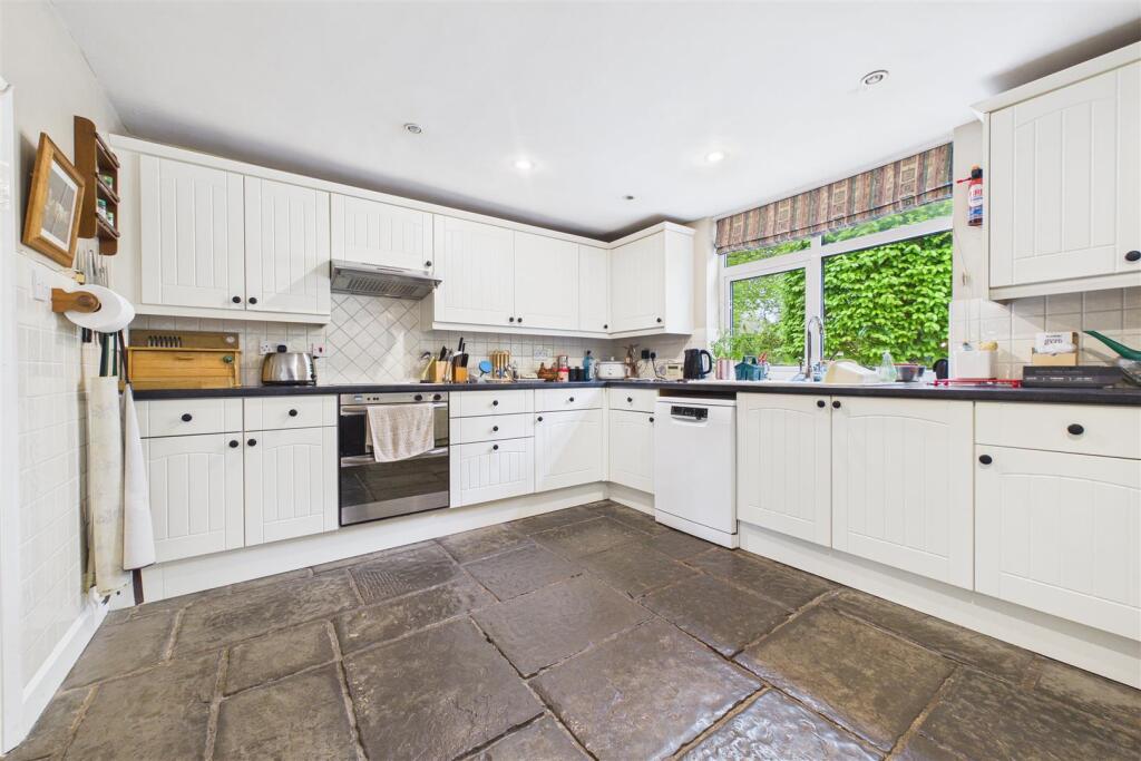 House in Bristol, Claverham - More