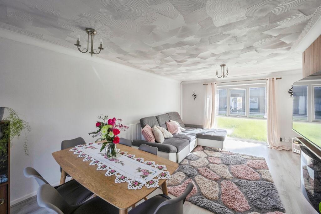 Almond Avenue, Armthorpe, DONCASTER photo 2